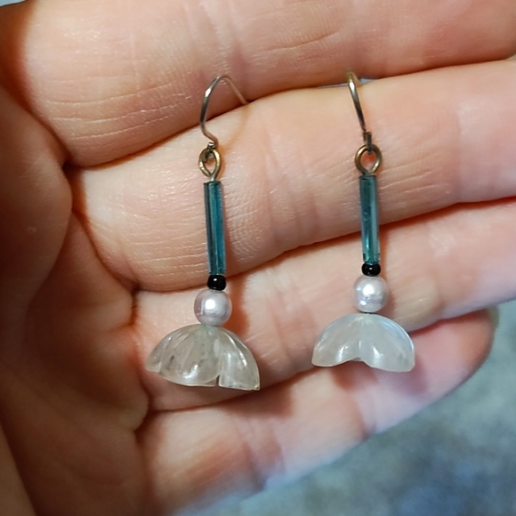 VINTAGE TRUMPET LILY FAUX PEARL DROP DANGLE HOOK 1.1" EARRINGS - Picture 2 of 9